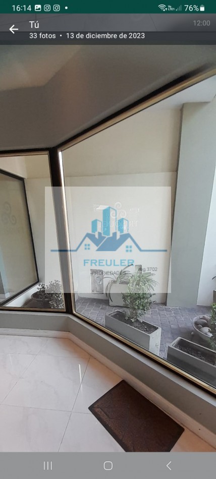 Departamento de 3 ambientes, con patio y cochera .