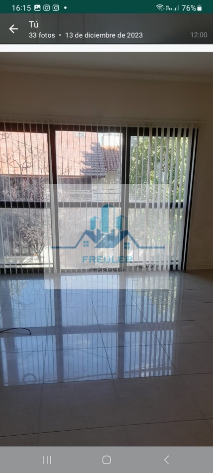 Departamento de 3 ambientes, con patio y cochera .