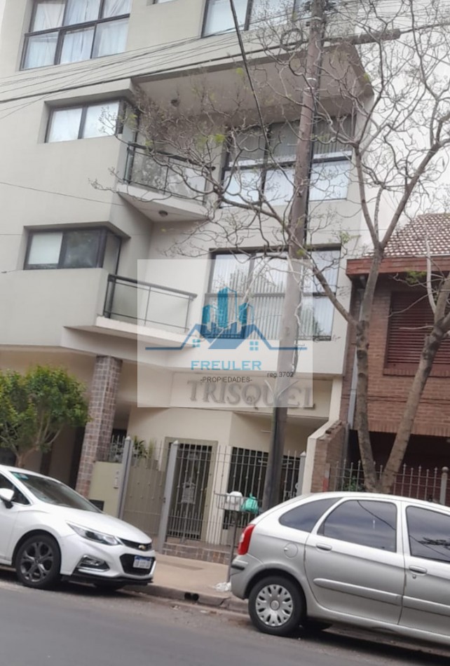 Departamento de 3 ambientes, con patio y cochera .