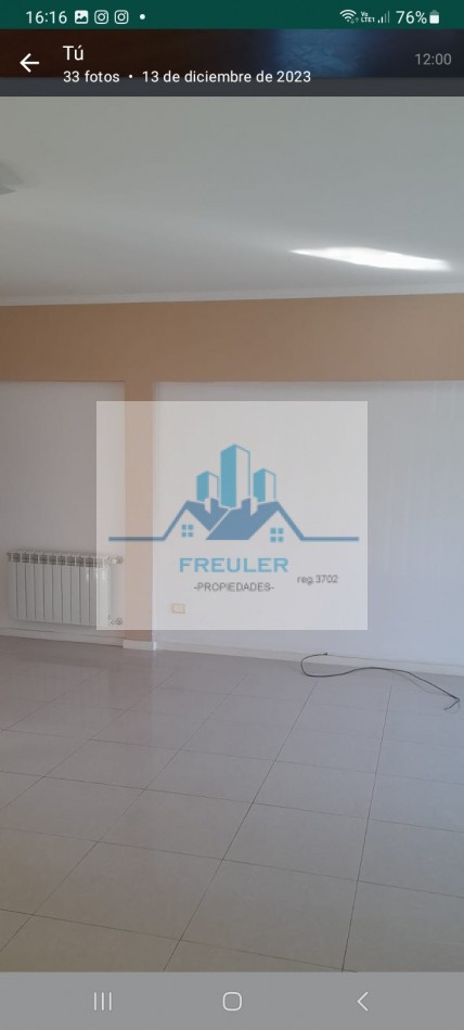 Departamento de 3 ambientes, con patio y cochera .