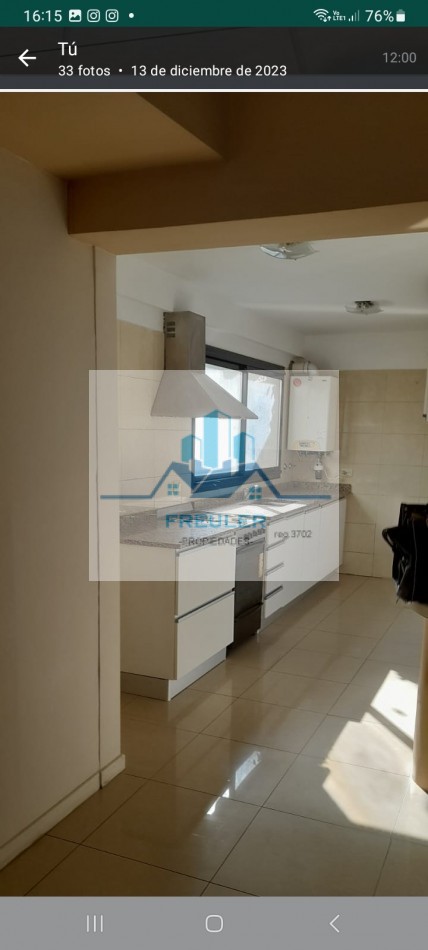 Departamento de 3 ambientes, con patio y cochera .