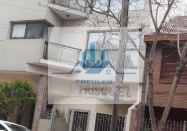 Departamento de 3 ambientes, con patio y cochera .